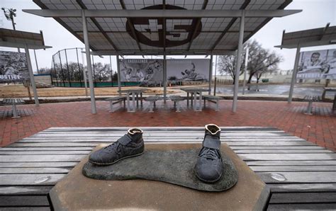 jackie robinson statue stolen in kansas